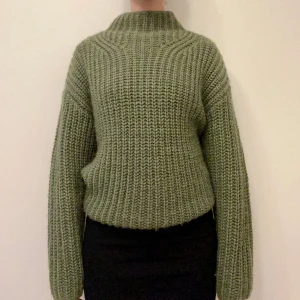 Grön stickad tröja - Grön grovstickad tröja från & Other Stories. Storlek XS men är oversized så passar även S! I mycket bra skick och utan defekter.
