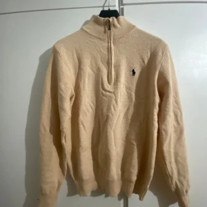 Polo Ralph Lauren stickad tröja  - Säljer min Ralph Lauren tröja  Väldigt bra skick Mer info i dm