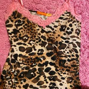 Jätte snyggt y2k leopard linne med rosa spets, aldrig kommit till användning så säljer 🤗