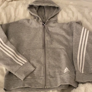 Adidas kofta  - Supersnygg adidas kofta i toppen skick, kommit till användning endast 1 gång. Storlek M.
