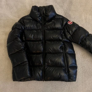 Vinterjacka Colmar - Ytterplagg, stl. 134/140 (8-10 år), Unisex Säljer en jättefin vinterjacka från Italienska märket Colmar. Färg: svart Stl: 8 år 90% dun 10% fjädrar Nypris: 4000kr  Köpt på Lucca  I mycket bra skick! Inga skador!  1500 kr