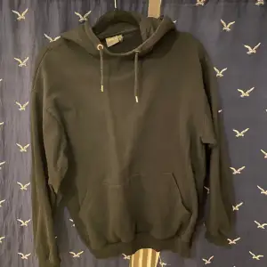 Säljer en helt vanlig svart hoodie med ett tryck på ryggen💘 inga defekter, knappt använd 