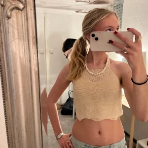 Beige halternecktopp - Jätte fin strand topp köpt på en marknad i Spanien!💞 den är öppen i ryggen och justerbar runt halsen🥰