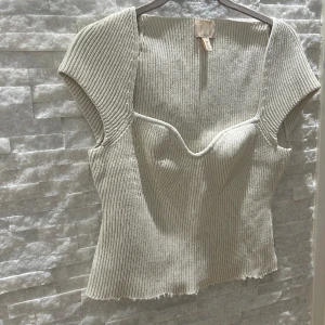 Ribbad topp - Nude färgad topp med en stor u-ringning. Den är ribbad och är från H&M, aldrig använd. 