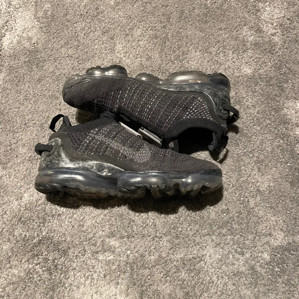 Nike vapormax flyknit 2020 i färgen Black Dark Grey. Helt oanvända och nypris på dessa är ca 2500kr, box finns! Hör av er för mer bilder eller frågor👍🏻. Skor.