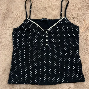 Brandy Melville topp - Jätte gullig topp från brandy Melville. Säljer då det inte riktigt är min stil💕Jätte fint skick! Kontakta för mer info!❤️