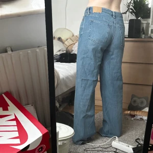 Baggy jeans - Ljusa baggy jeans från weekday, svin snygg fit men säljer då jag gått upp så mycket i vikt och inte trivs med dem längre.. tyvärr.. från weekday❤️