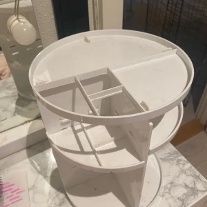 Smink förvaring  - Söker en ställning för smink och annat som snurrar. Man kan ta loss bitarna och ha den som man vill. Den torkas av innan jag skickar den såklart. Jag säljer den för 250 kr men pris kan diskuteras!🥰