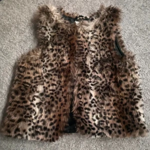  leopardmönstrad väst -  en väst med leopardmönster 