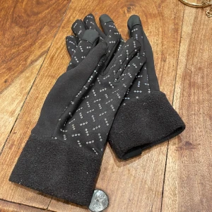 Ridhandskar - Säljer mina ridhandskar från crw som aldrig är använda. Fick de för ett tag sedan med då var de för små och sedan slutade jag rida. Tryck inte på köp nu! Köparen betalar frakten🤍