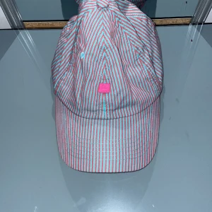 Acne studios keps - En asfräsch keps från acne som säljs då jag inte använder den längre, kepsen är i 9/10 skick och köptes i NK för 1500 jag vill bli av med den och därav priset. Bud är uppskattade!