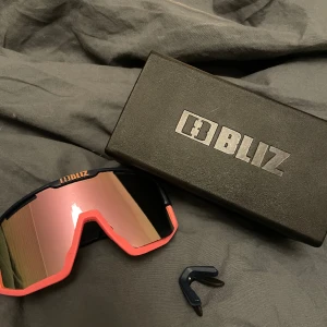 Glasögon  - Bliz fusion och Matrix, går att använda med underbåge och utan underbågen, jättebra skick men har tyvärr ej användning för de! 