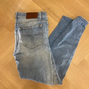 Jeans Tiger Of Sweden  - Hej! Säljer nu mina Jeans från märket Tiger Of Sweden , storlek 30 fint skick. Varan är givetvis äkta. Modellen är 180cm och väger 70kg Tveka inte på att höra av dig om du har frågor eller funderingar kring varan! 