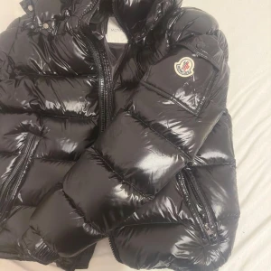Moncler Maya äkta storlek 2/S  - Jag fick den i present men den var för liten för mig, den passar både s/m 
