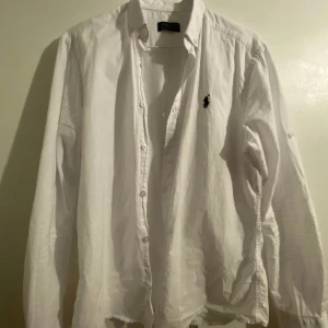 Polo Ralph Lauren linneskjorta - Säljer denna stilrena Ralph Lauren skjortan i linnematerial. Perfekt till sommaren. Mer info i dm