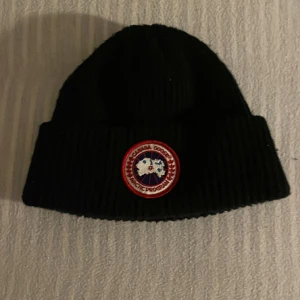 Canada goes mössa  - Köpt på care of Carl för 2200kr. Använd fåtal gånger och är i top sick. Tveka inte på att höra av er😊Priset är inte hugget i sten!