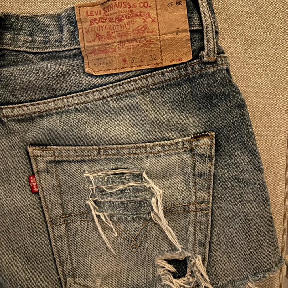 Snyggt slitna jeansshorts från Levis. Storlek w 33. . Jeans & Byxor.