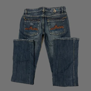 LÅGMIDJADE Y2K BOOTCUT JEANS - Så snygga lågmidjade y2k bootcut jeans med unika bakfickor 😍! midjemåttet: 38cm tvärsöver; innerbenslängd: 83cm PS: KOLLA IGENOM MITT KONTO NI KOMMER HITTA MÅNGA Y2K OCH VINTAGE PLAGG!