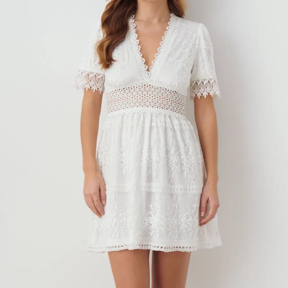 Superfin vit klänning, perfekt till studenten. Endast använd en gång🫶🫶. Klänningar.