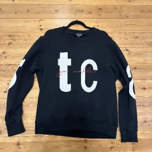 Just Cavalli tröja - Tjena! Säljer en Just Cavalli tröja i bra skick, storlek M. Vid frågor eller funderingar är det bara att höra av sig!