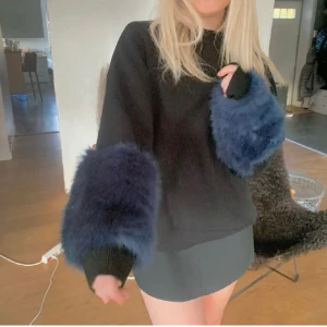 Stickad tröja med fluff❤️❤️ - Så snygg stickad tröja från zara!! Jättebra skick!!💘💘