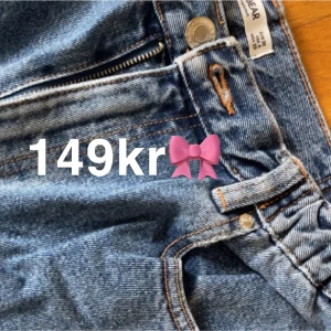 PULL&BEAR - Baggy mörkblå Jeans  - Knappt använda mörkblå Baggy Jeans från PULL&BEAR! Sitter bra i midjan och är väldigt sköna 🥰 