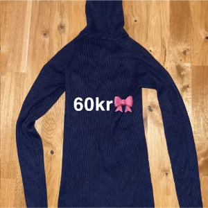 Ginatricot - Polo - Super fin blå ribbad polo från Ginatricot!  Använd fåtal gånger ☺️