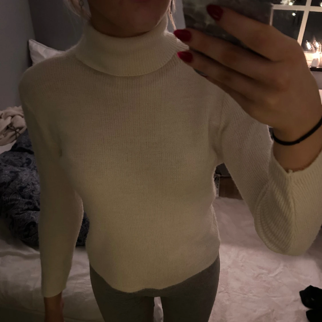 Vit stickad tröja med krage