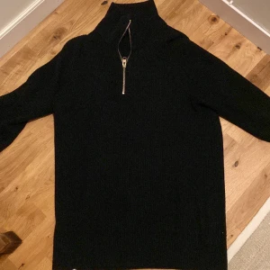 Jack Jones halv zip - Knappt använd pågrund av att den är för stor