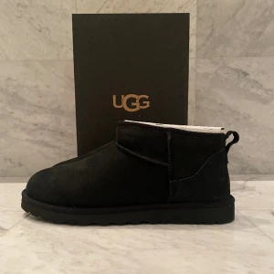 Uggs  - Säljer nu denna helt sprillans nya uggs med tags som är perfekta till vintern! Skorna är helt nya och har aldrig använts. Allt og och kvitto finns! Storlek: 43 Nypris: 2800 kr och är slutsålda överallt! Hör av er vid minsta fråga eller fundering :)