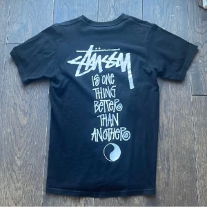 Stussy x our legacy tisha - Tvär fet stussy collab men as fett tryck på ryggen, säljer pga att bulken har tagit för hårt😅😅