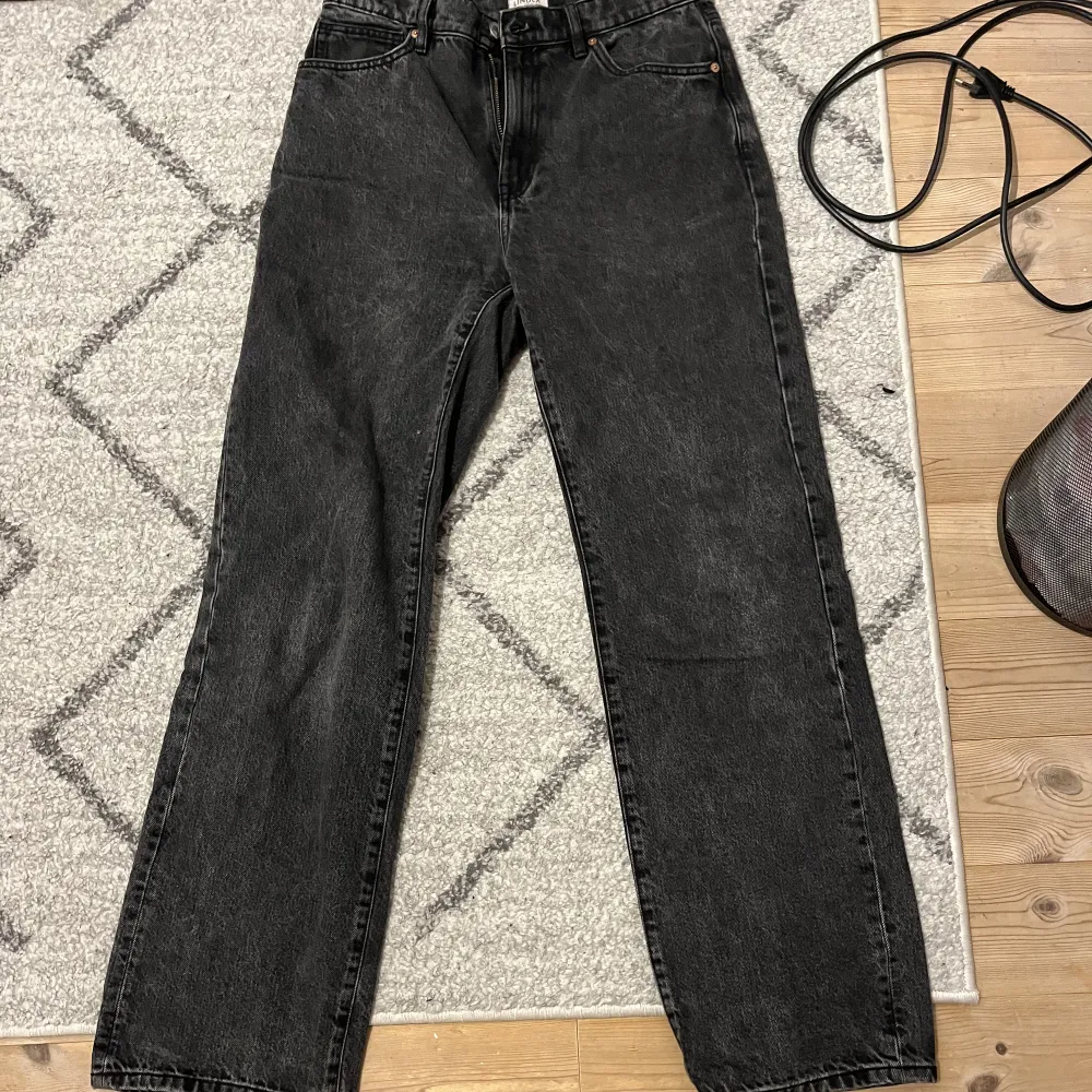 Ett par svarta högmidjade jeans från Lindex. Knappt använda😊 kommer ej till användning och de är lite stora💕. Farkut & Housut.