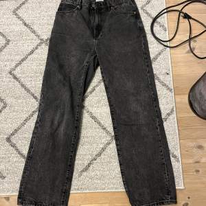 Ett par svarta högmidjade jeans från Lindex. Knappt använda😊 kommer ej till användning och de är lite stora💕