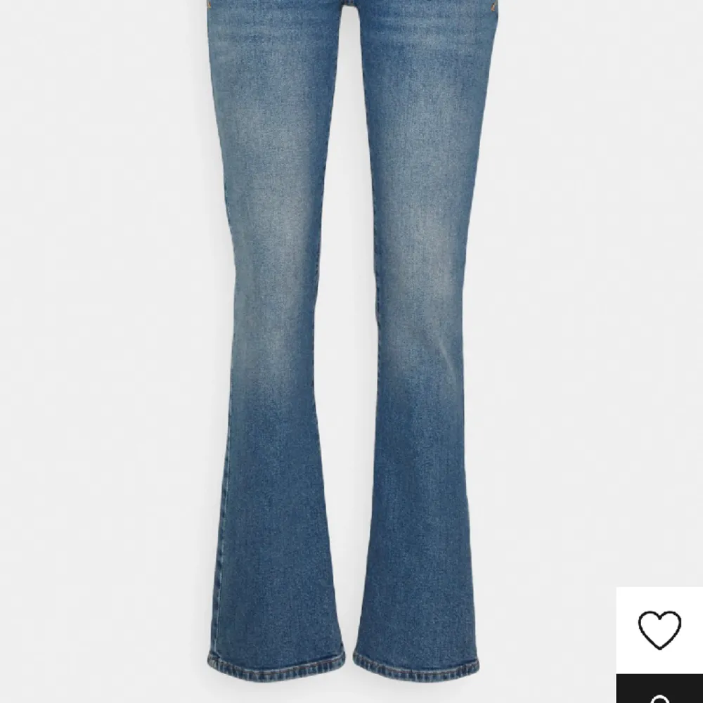 Superfina blå bootcut jeans med låg midja, från ltb. Modell ”valerie”. Köpt för över ett år sedan. Använt mycket, men i väldigt gott skick. Säljer då de är för korta för mig. Nypris: 799kr. Jeans & Byxor.