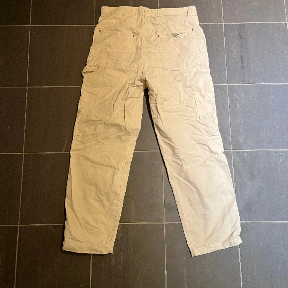 Single Knee Pants från Bershka. Storleken är 32/32 och färgen är vit. . Jeans & Byxor.