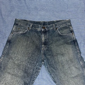 Wrangier jeans - Snygga vintage jeans som är köptapå second hand i Slovenien. Tyvärr är de för stora och långa på mig.