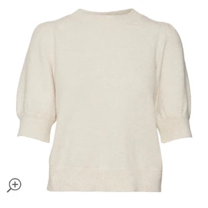 Beige trekvartärmad tröja - Hejj säljer min fina vero Moda tröja som köptes i februari men inte kommer till användning länge, som ny och är inte nopprig 😻