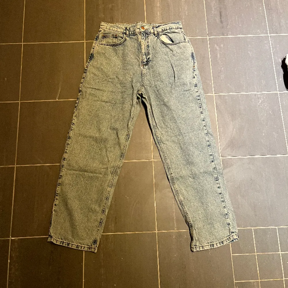 Reclaimed Vintage Jeans. Storleken är 32/32 och färgen är ljusare denimblå nästan gråa. . Jeans & Byxor.