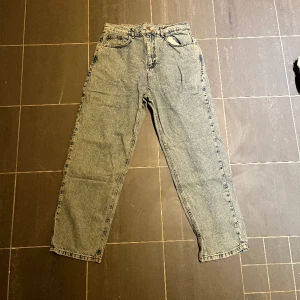 Reclaimed Vintage Jeans - Reclaimed Vintage Jeans. Storleken är 32/32 och färgen är ljusare denimblå nästan gråa. 