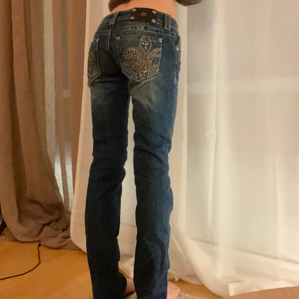 (LÄS BIO)Säljer dessa as snygga miss me jeansen i straight/bootcut modell! Dem är lågmidjade!❤️❤️säljer de då dem tyvär inte komemr till någon andvändning längre!❤️Midjemått: 72cm och Innerbenslängden: 82cm❤️❤️TRYCK GÄRNA PÅ KÖP NU!!🩷. Jeans & Byxor.
