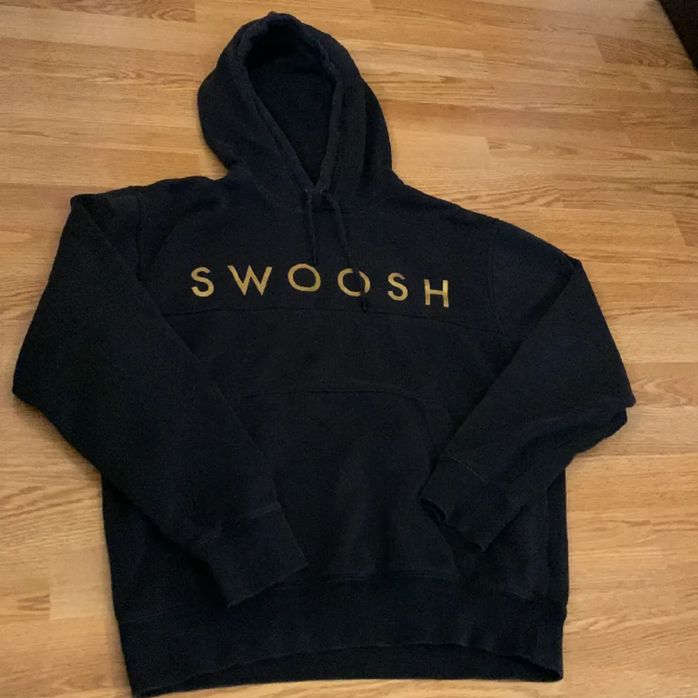 Svart Nike Swoosh hoodie i storlek S, priset kan diskuteras. Hoodies.