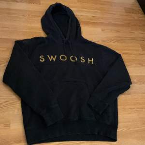 Svart Nike Swoosh hoodie i storlek S, priset kan diskuteras