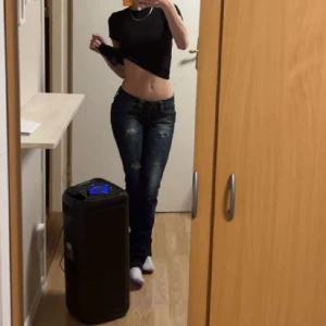 Low waist jeans - Märke Fornarnia, väldigt skönt material, säljer då hål inte är riktigt min stil, frågor eller annat på dm!