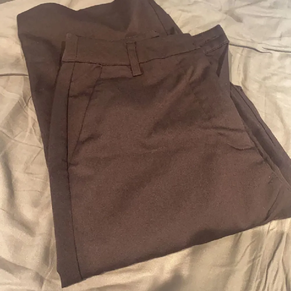 Kostymbyxor från bikbok med skönt kvalite, skit snygga. Använda en gång, säljer då dem är för stora på mig. (Ordinarie pris 499kr). Jeans & Byxor.