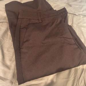 Kostymbyxor från bikbok med skönt kvalite, skit snygga. Använda en gång, säljer då dem är för stora på mig. (Ordinarie pris 499kr)