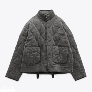 Zara jacka  - Säljer min zara jacka i grå, har ett lite hål under fickan sicka för mer bilder 😍 köparen står för frakt, 