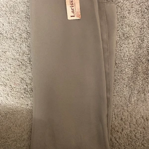 Sjal - En beige grå chiffon sjal Helt ny!