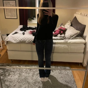 trendiga zara jeans - Säljer dessa super snygga lågmidjade Bootcut jeans från Zara❣️Säljs inte längre på zara. Använda 1 gång❣️Säljer för 250kr+frakt!