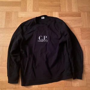 Cp company tröja - Nästan helt oanvänd, inköpspris 900 kr, inga märken eller skador.