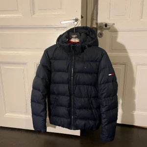Tommy hilfiger puffer  - Tommy Hilfiger puffer jacka/vinterjacka. Väldigt varm och skön! Har blivit lite missfärgad i kragen invändigt. Storlek S
